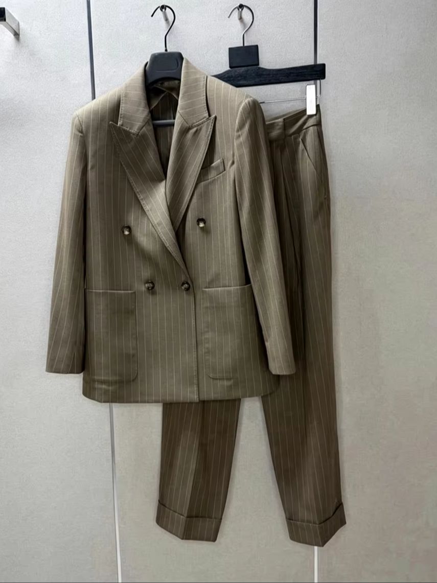 Wool Suit Jacket - 洗練されたピンストライプのトラウザースーツ。ダブルブレストのジャケットが特徴。