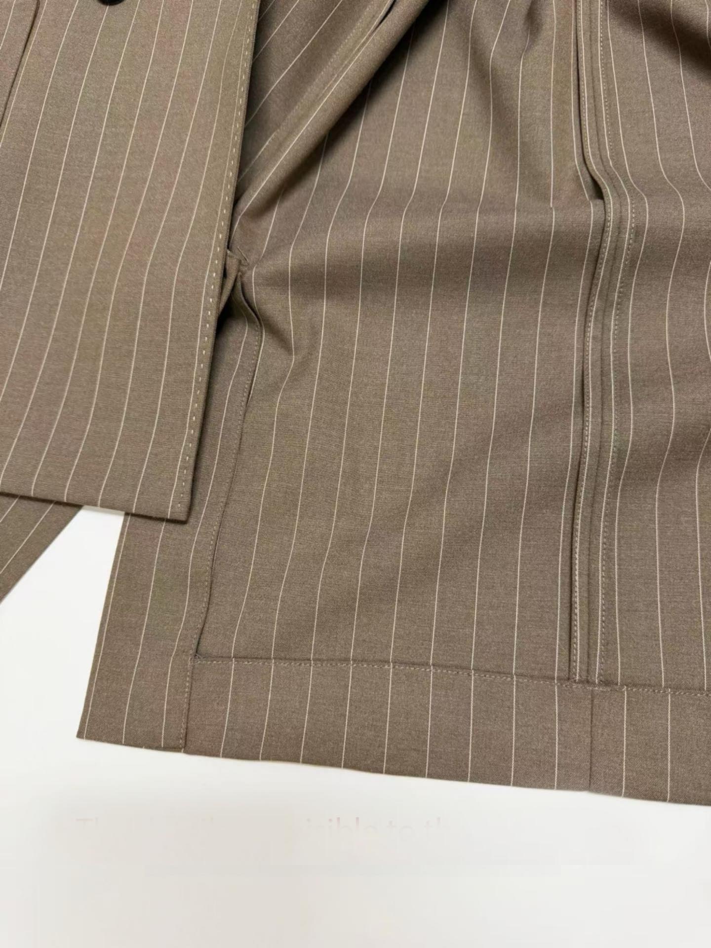 洗練されたピンストライプのトラウザースーツ。ダブルブレストの - Wool Suit Jacket のレビューと価格
