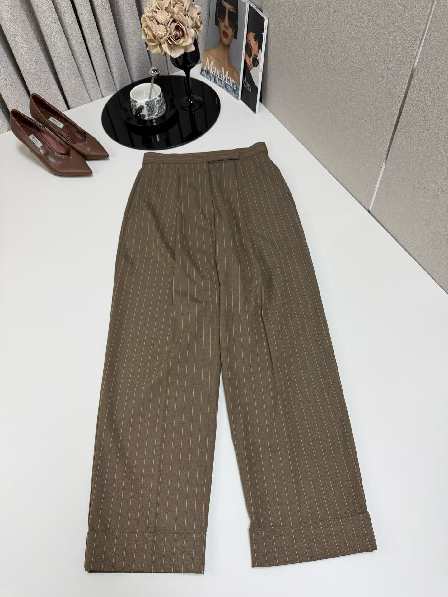 洗練されたピンストライプのトラウザースーツ。ダブルブレストの - Wool Suit Jacket のレビューと価格